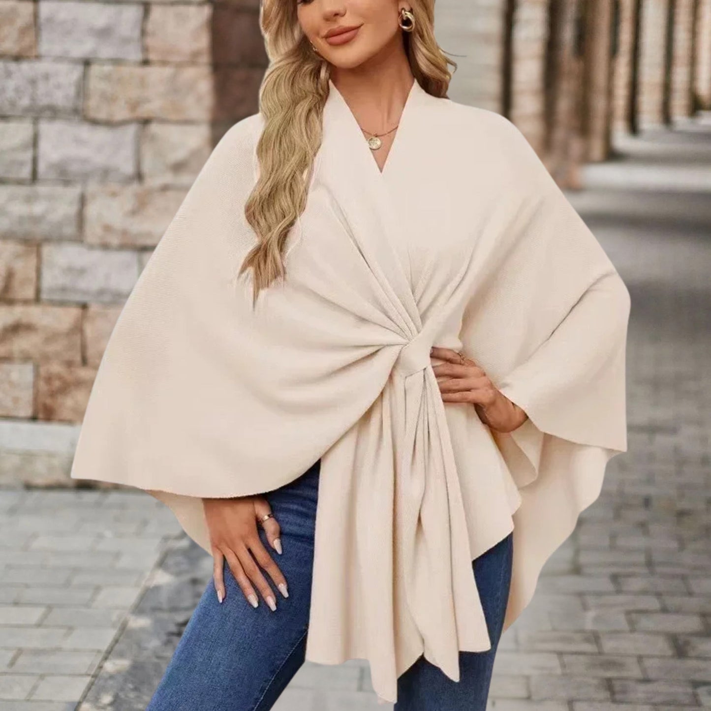 Mira | Elegant Topp med Knytdetalj och Cape-Inspiration