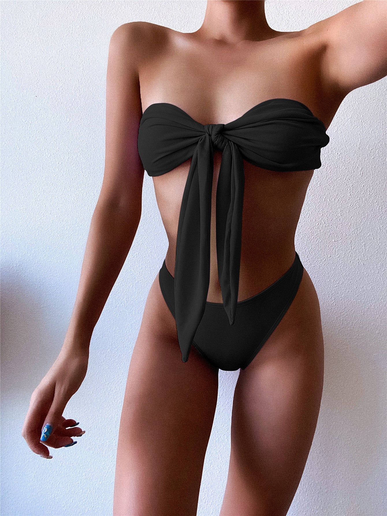 Feminint Bandeau-Bikini med Snygga Detaljer