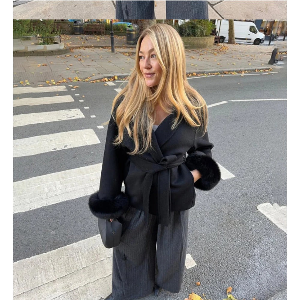 Elegant Damefrakke med Bælte og Bløde Kunstpelsærmer