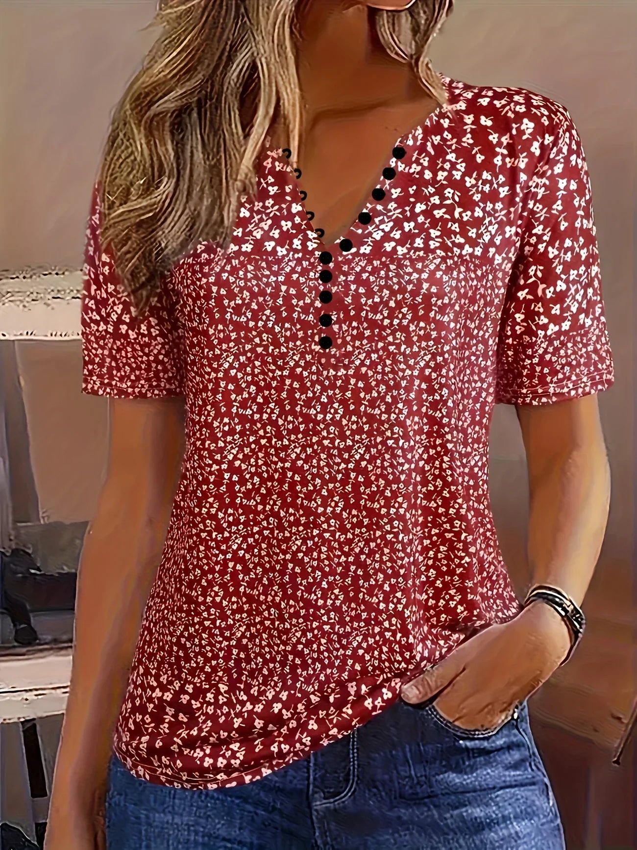 Mira – Chic sommarblus med V-ringning och knappar