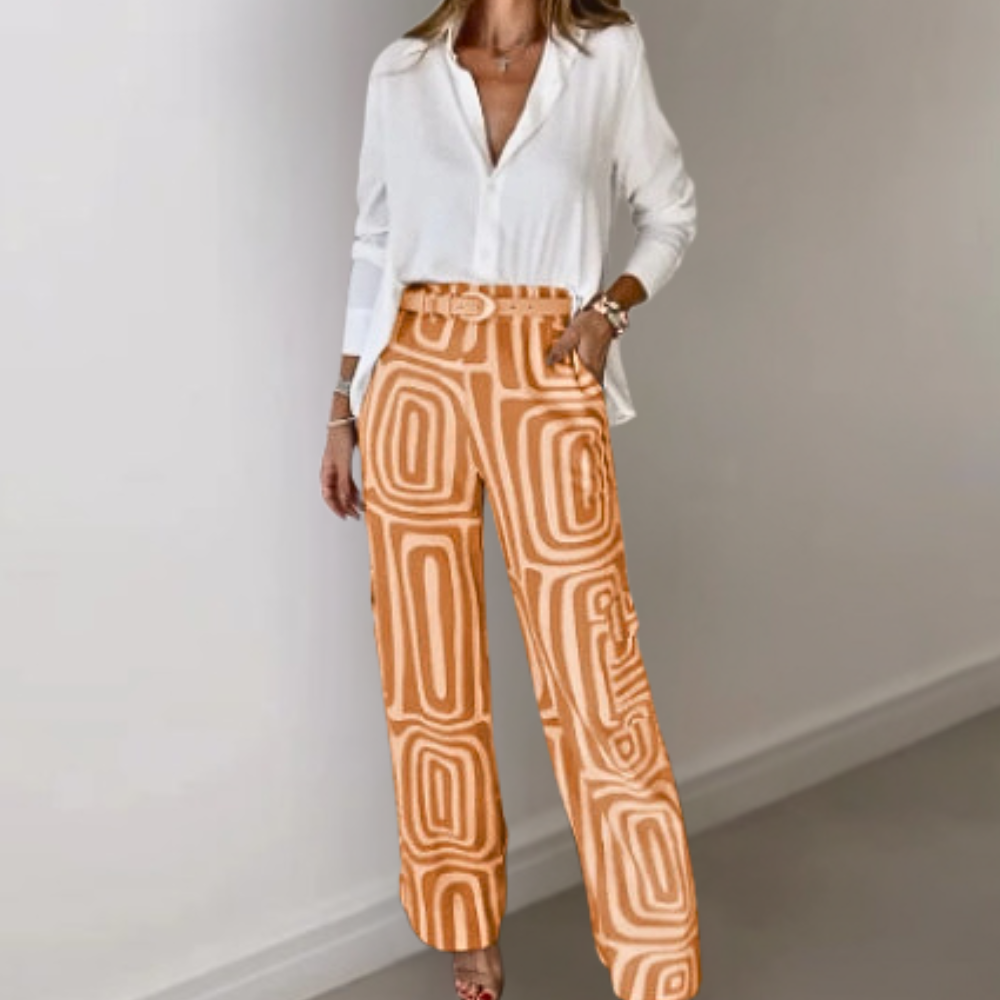 Sienna – Trendig 2-delad outfit för kvinnor med vit blus och mönstrade byxor