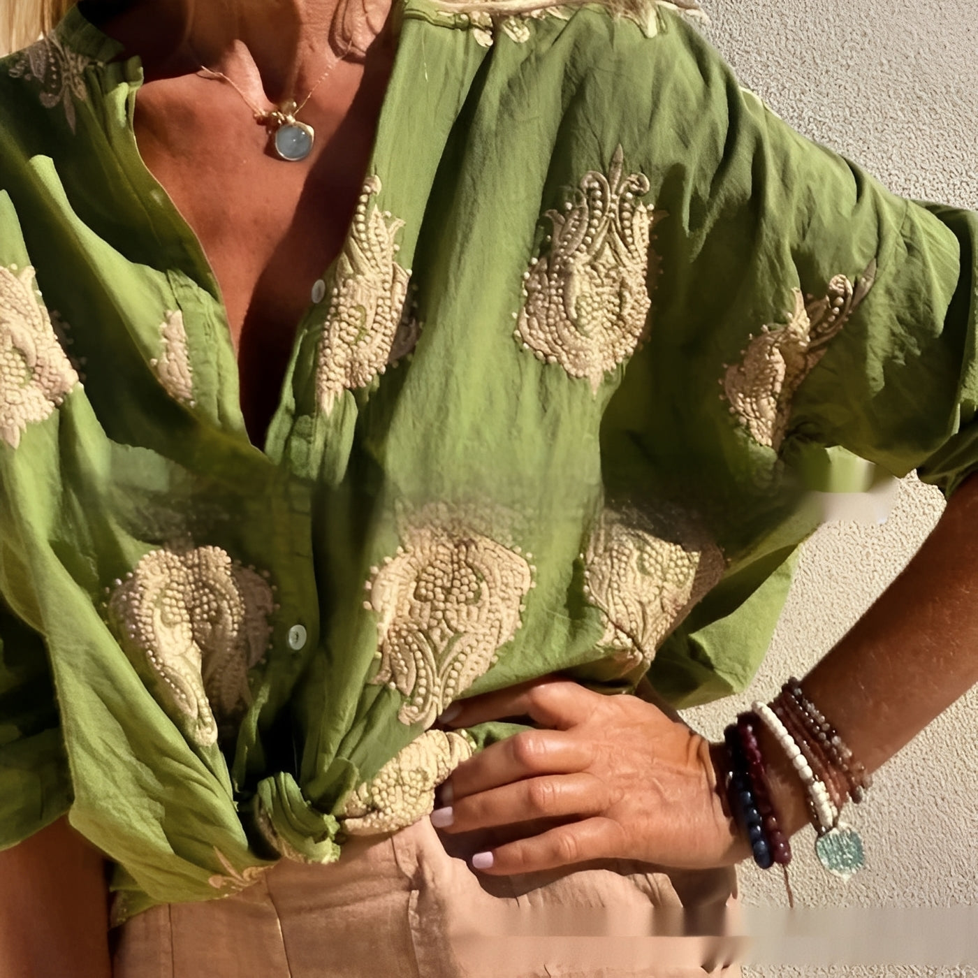 Klassisk Blus med Unik Karaktär