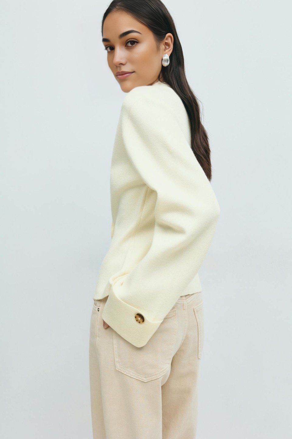 Modern stickad cardigan med v-ringning och unika detaljer