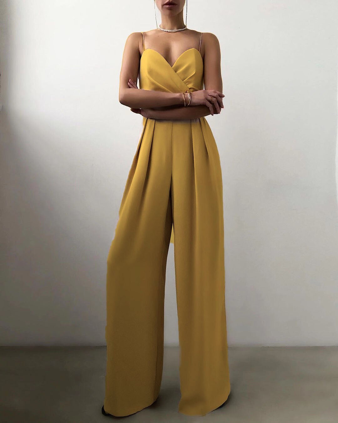 Förtrollande Jumpsuit med Djupt V-Hals och Elegant Drömmar