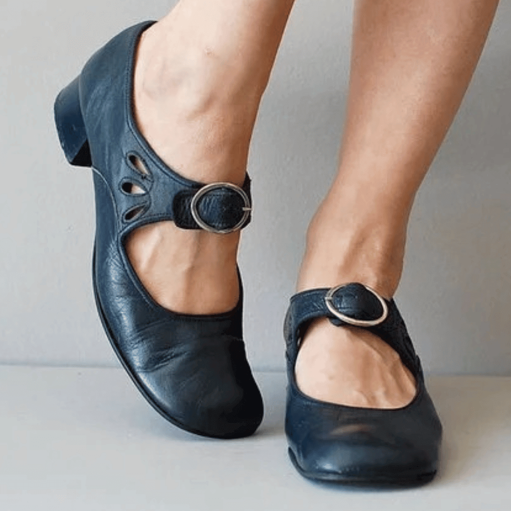 Elegant lädersandal med justerbart band för optimal komfort