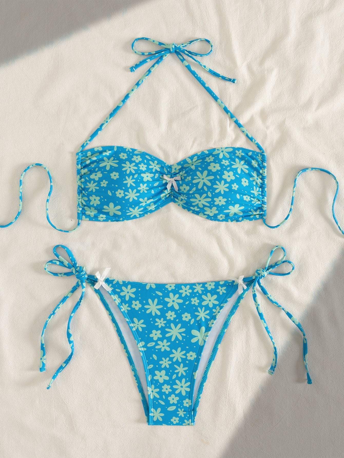 Blomstrande Bandeau-Bikini för Stilsäkra Kvinna