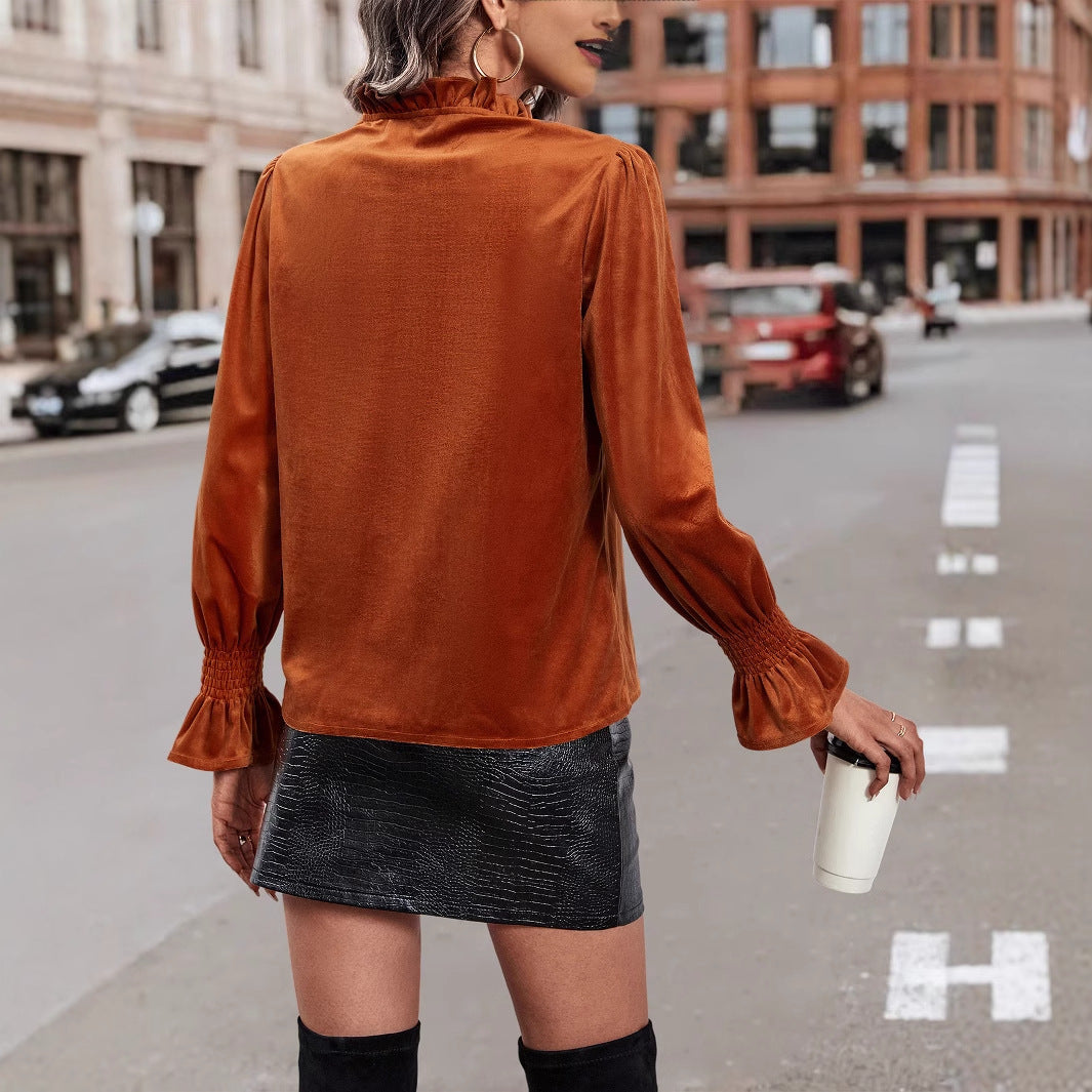 Feminine Bluse med Flatterdetaljer i Luksuriøs Velvet