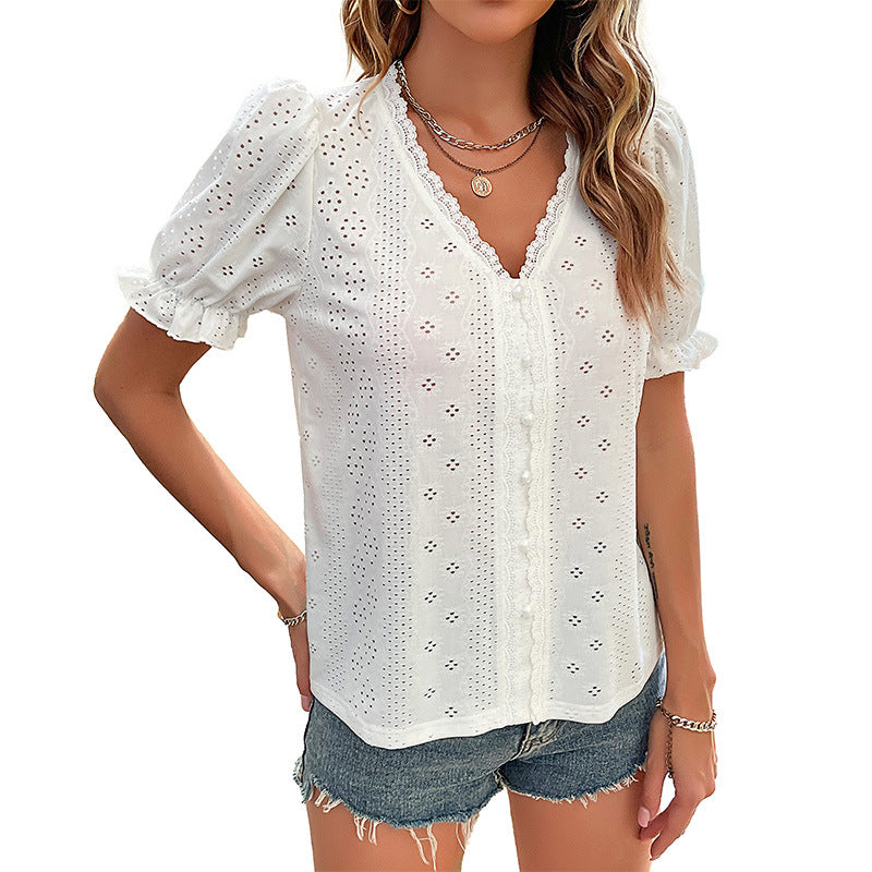 Feminine Bluse med Flæsedetaljer og Spidsedekorationer