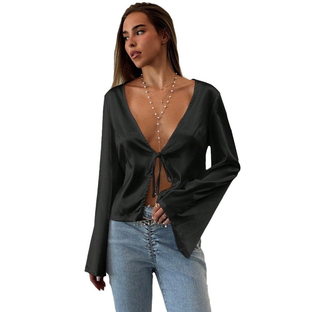 Stilfuld Bluse med Dybt V-Ausschnitt og Elegante Knyttelementer