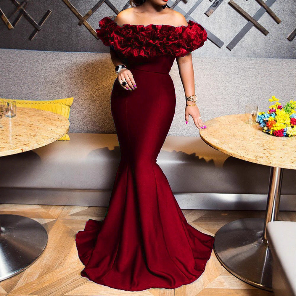 Feminin sjöjungfruklänning med off shoulder-volangdetaljer