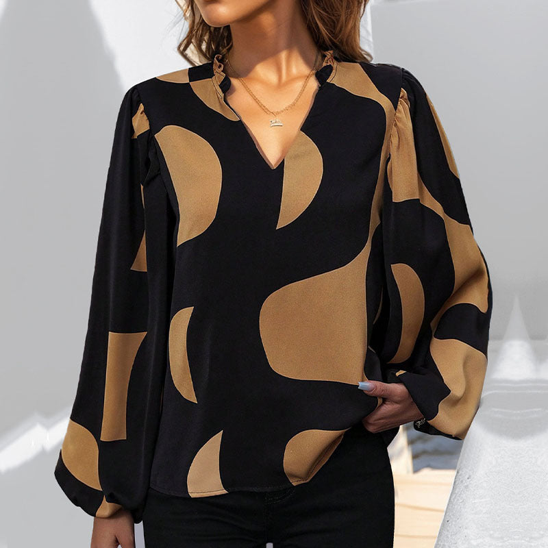 Modern blus med geometriska motiv och lös silhuett