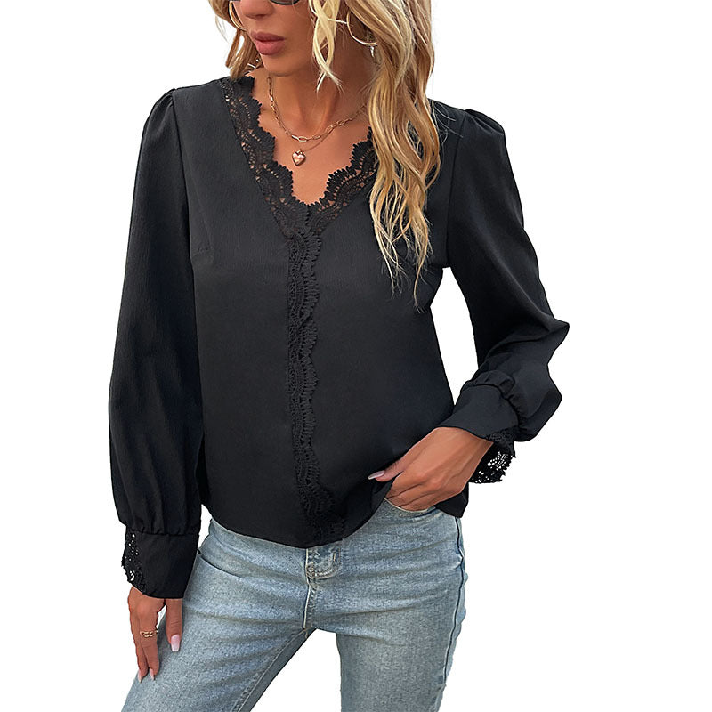 Feminine Bluse med Spændende Detaljer og V-udskæring
