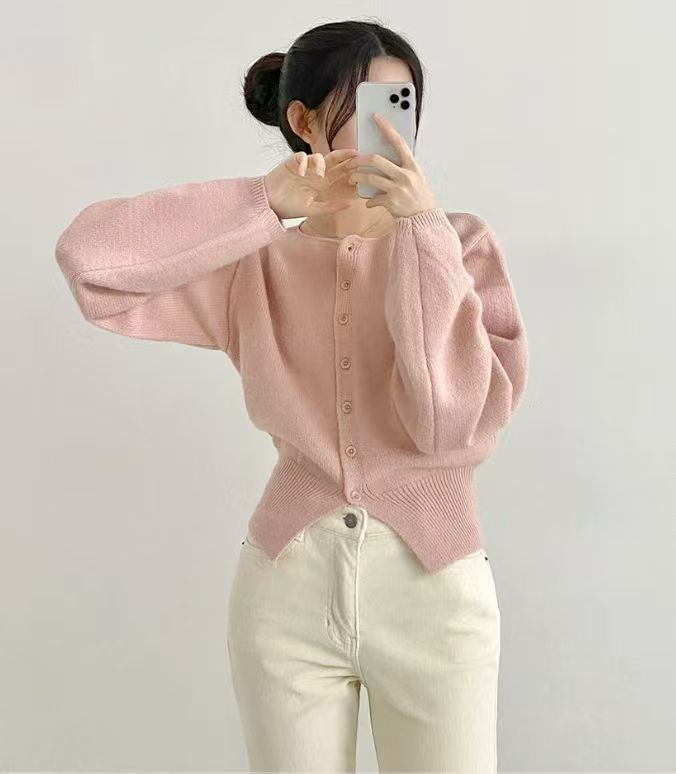 Kraftfuld Crop-Pullover med Knapdetaljer og Oversize Ærmer