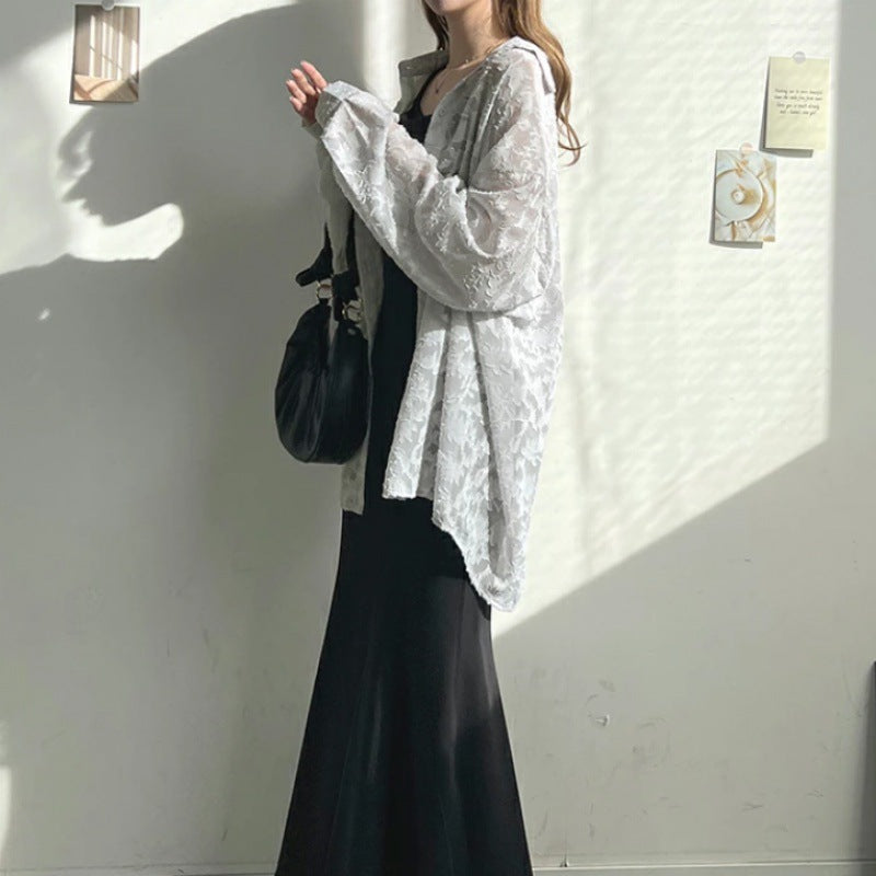 Feminin chiffonkardigan med blommigt tryck och lätt silhuett