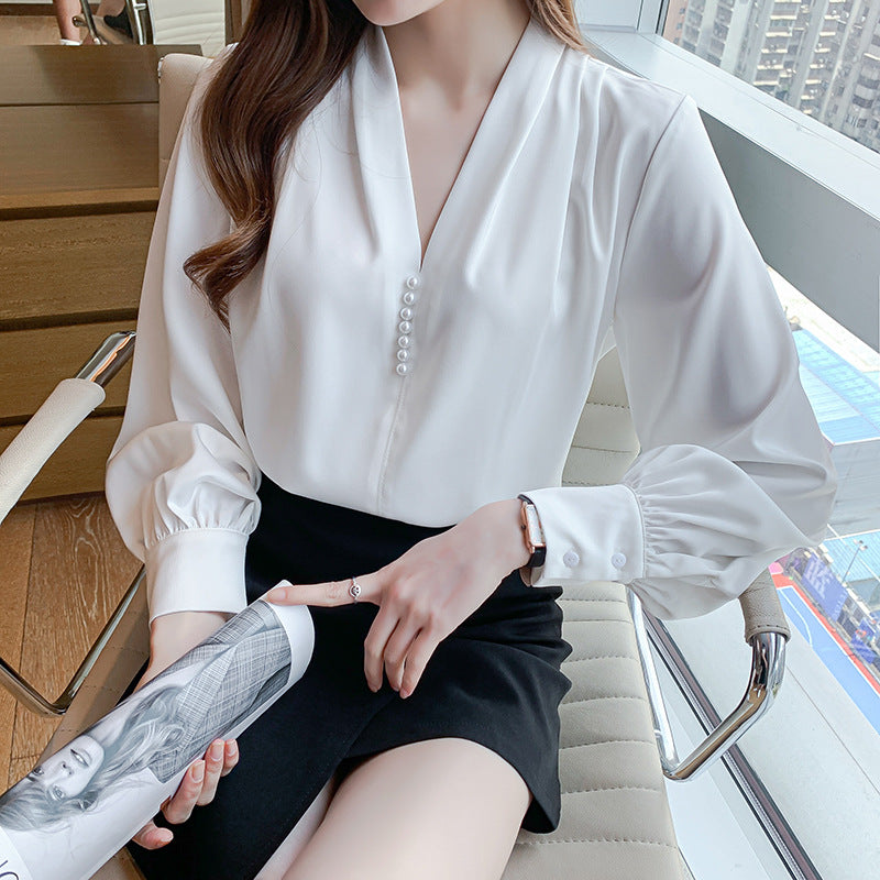 Feminine Bluse med Flæser og Perleknapper