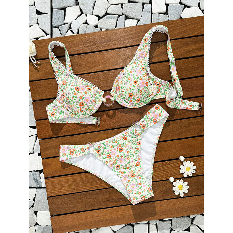 Sofistikerat Bikiniset med Blommönster och Eleganta Volanger