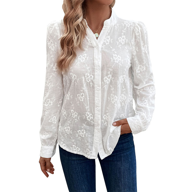 Elegant blus med blomsterbroderi och luftiga puffärmar