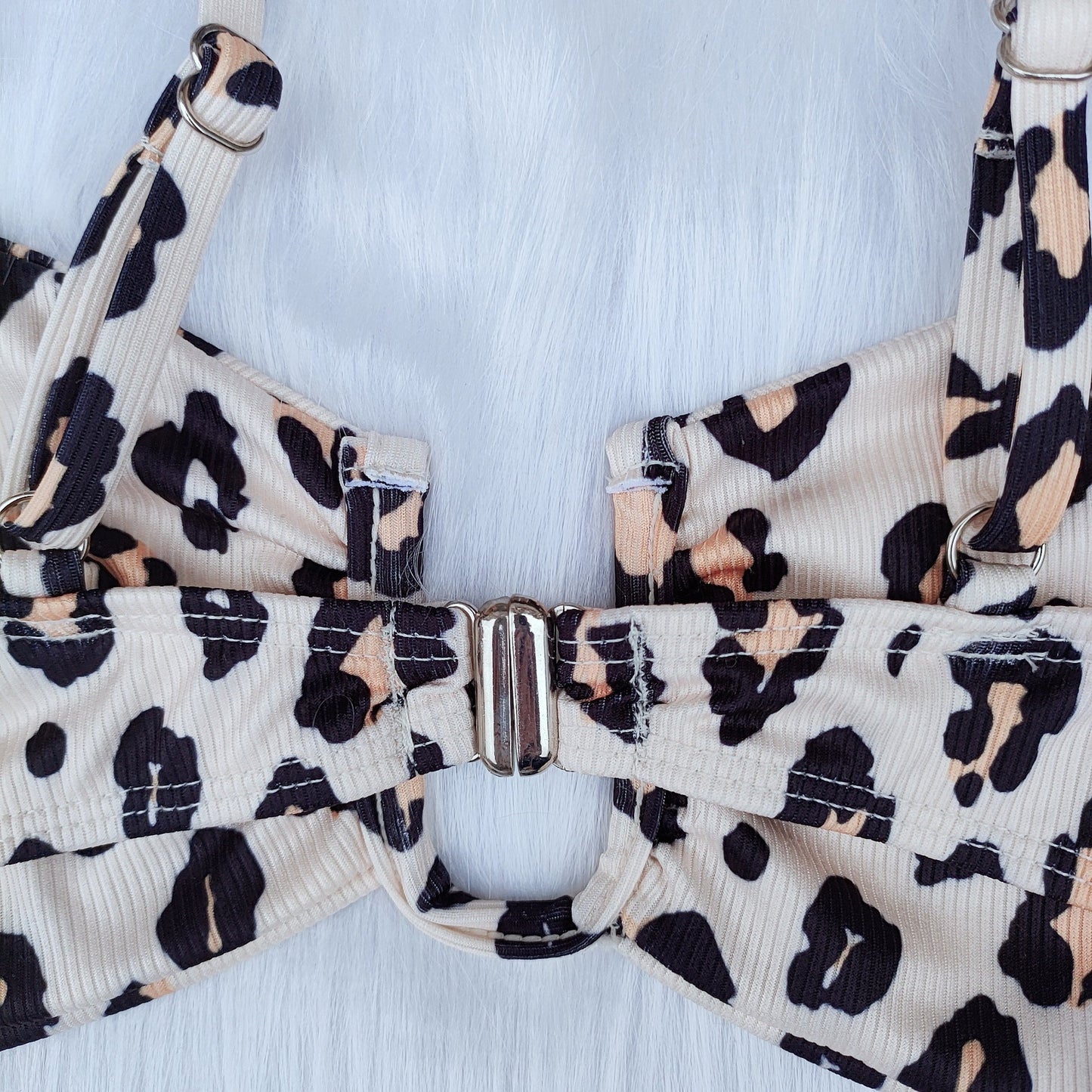 Stilrent Bikiniset med Elegant Mönster och Strukturerad Design