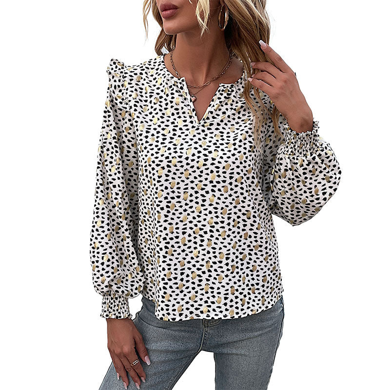 Chic Bluse med Flatterende Detaljer og Trendy Mønster