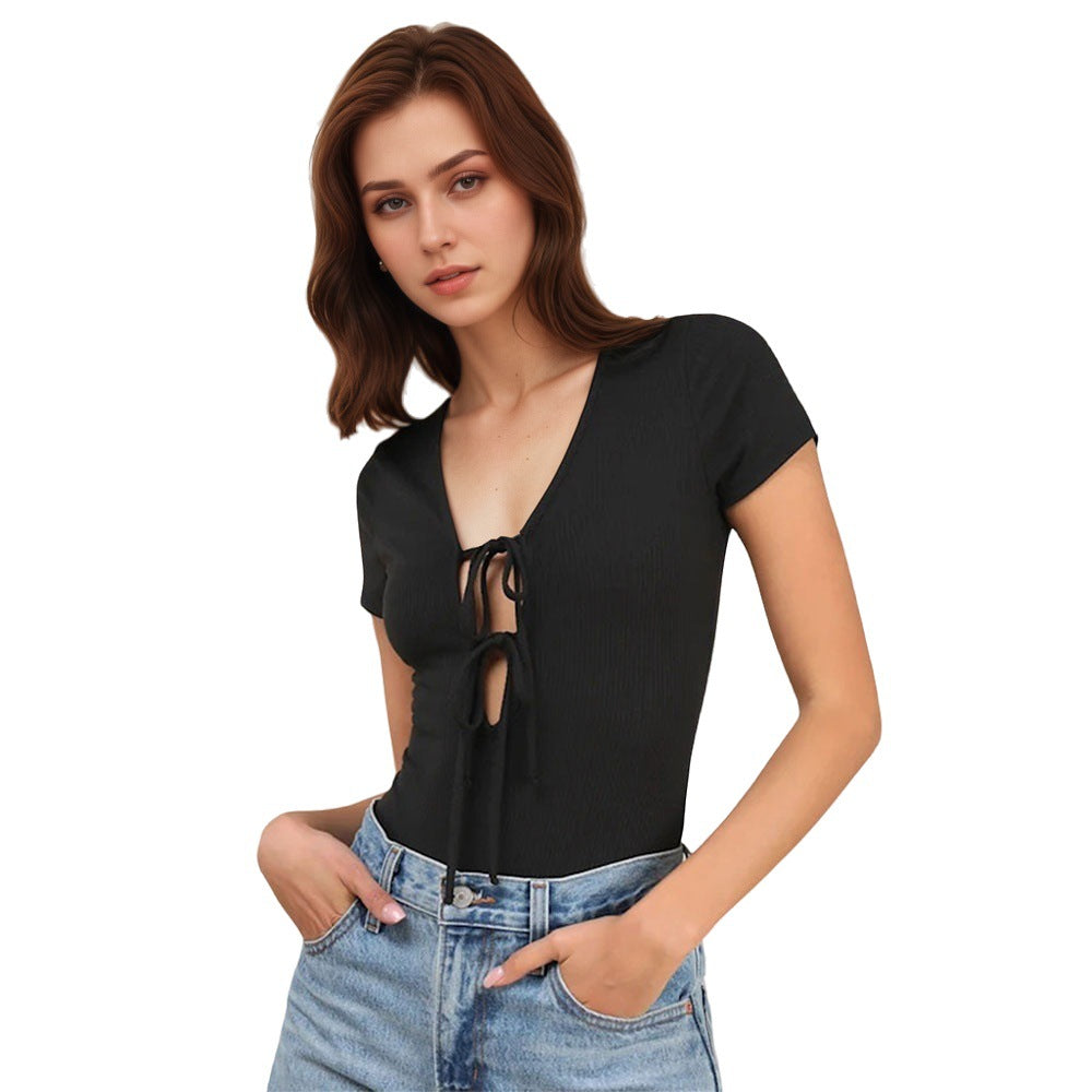 Elegant bodysuit med V-udskæring og justerbare detaljer