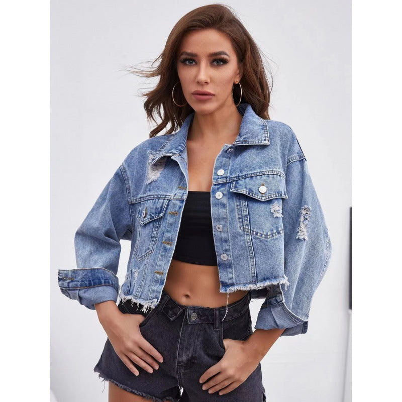 Feminine Denim Jakke med Trendy Slidte Detaljer