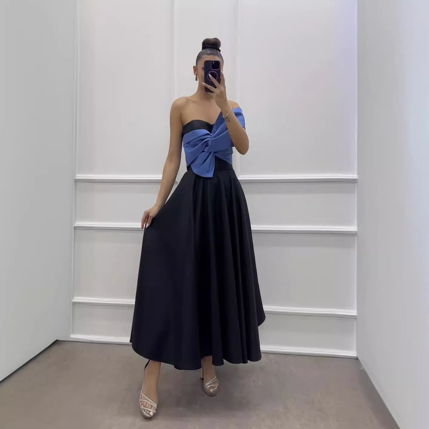 Sofistikerat aftonklänning med asymmetrisk design och svängande kjol