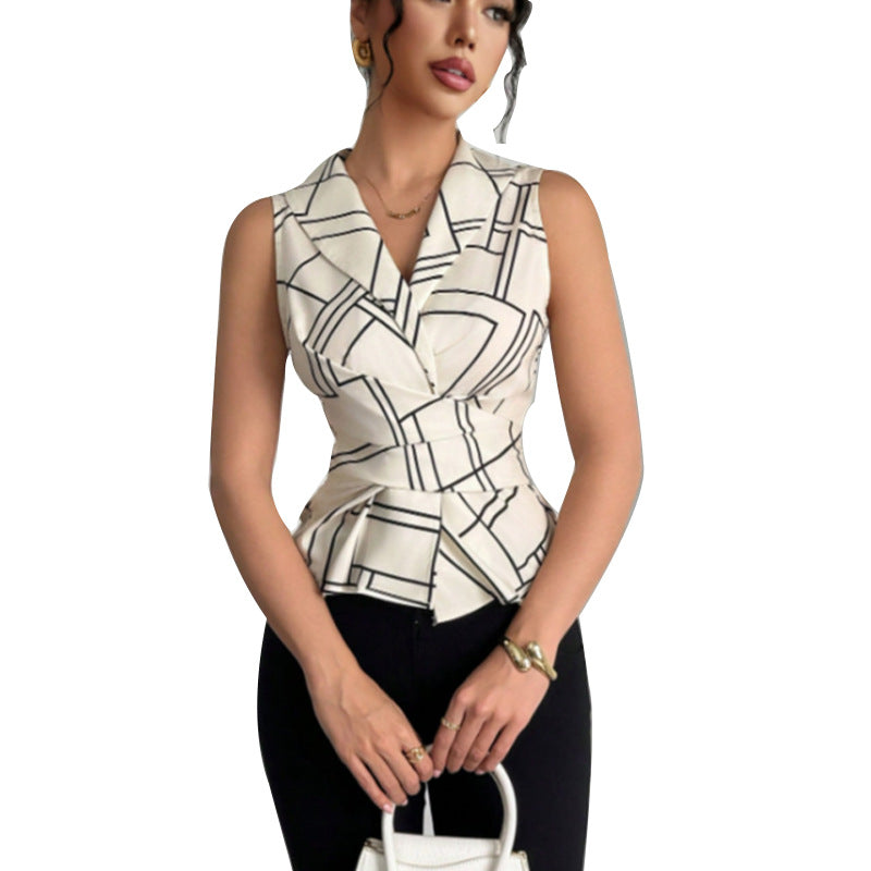 Feminin blustopp med elegant snitt och struktur