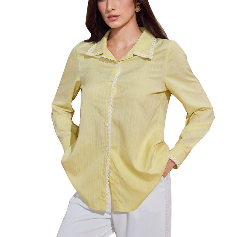 Elegant blus med blomdesign och chica knappdetaljer