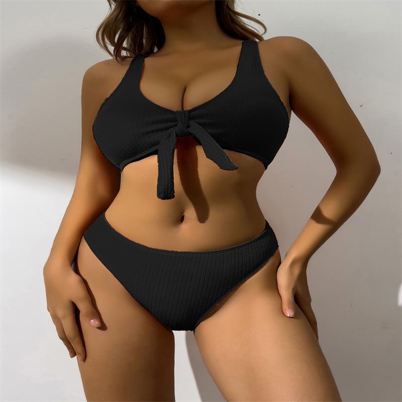 Stilfull Baddräkt med Crop-Top Design och Knoten Detalj