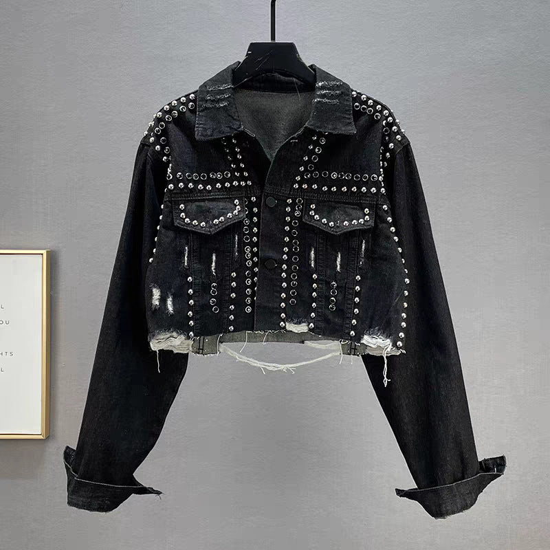 Feminint denimjacka med nitar och fransar