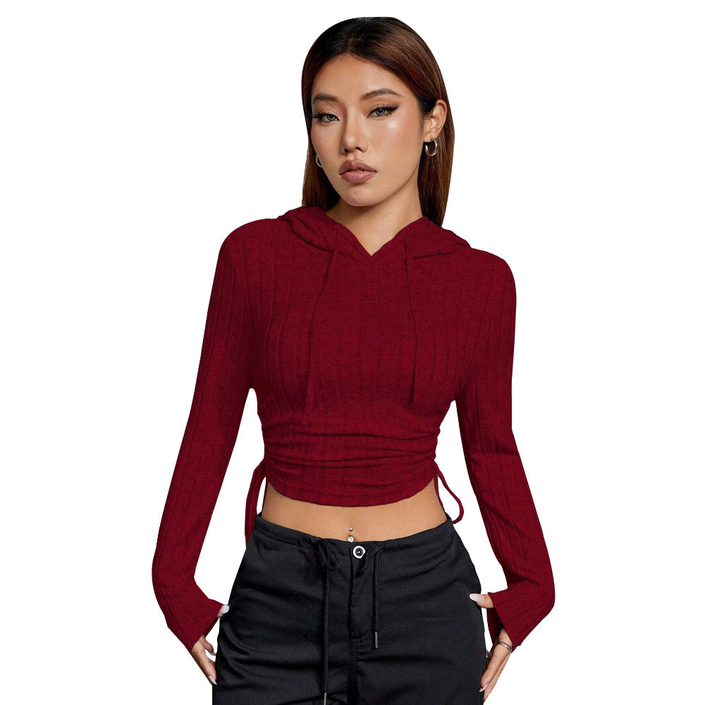 Feminine Cropped Hoodie med lång ärm och stilren ribbdesign