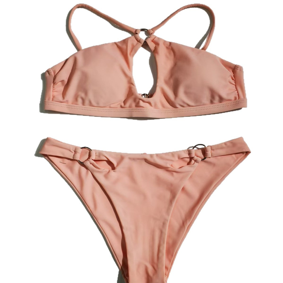 Kvinnobikini med trendigt snitt och eleganta detaljer