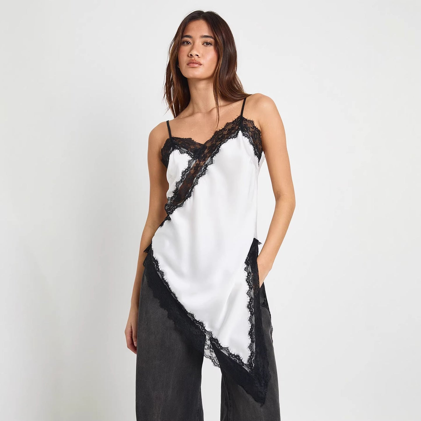 Asymmetrisk Spets-Cami med Lyxiga Detaljer