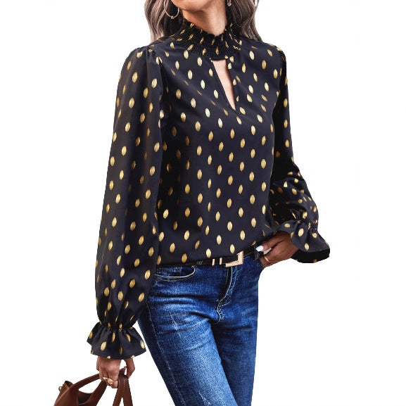 Feminin blus med moderna detaljer och glittrande inslag