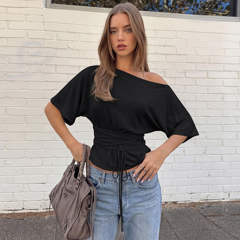 Asymmetrisk Cropped Topp med Flödande Ärmar och Eleganta Linjer