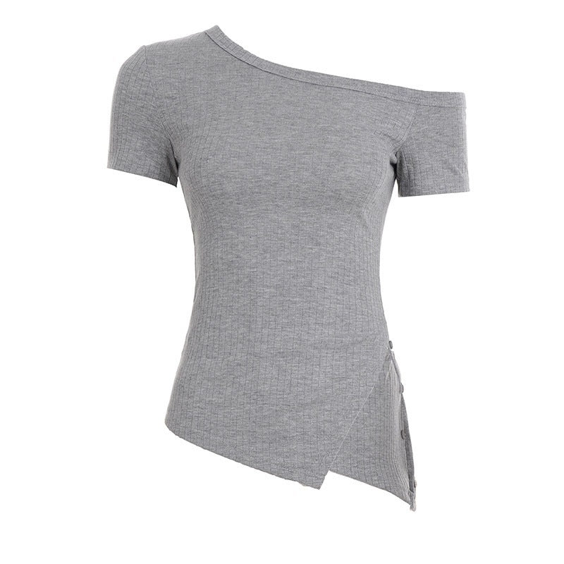 Asymmetrisk kortärmad topp med knapprörelser och unik design