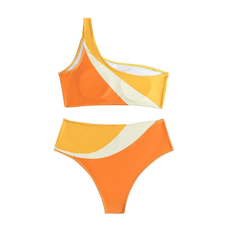 Trendigt Bikiniset med Asymmetrisk Topp och Höga Uskärningar