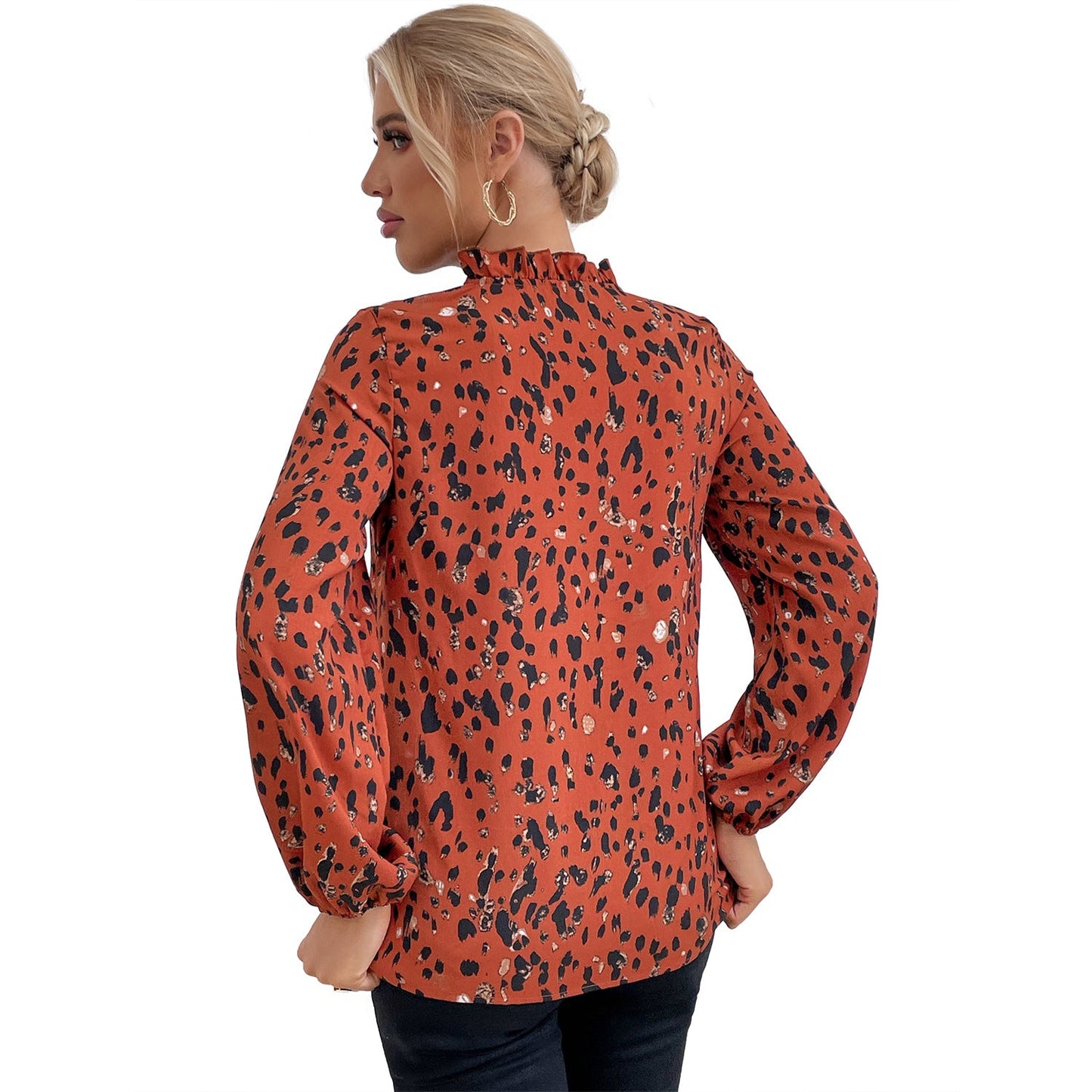 Elegant blus med blommigt tryck och luftiga ärmar