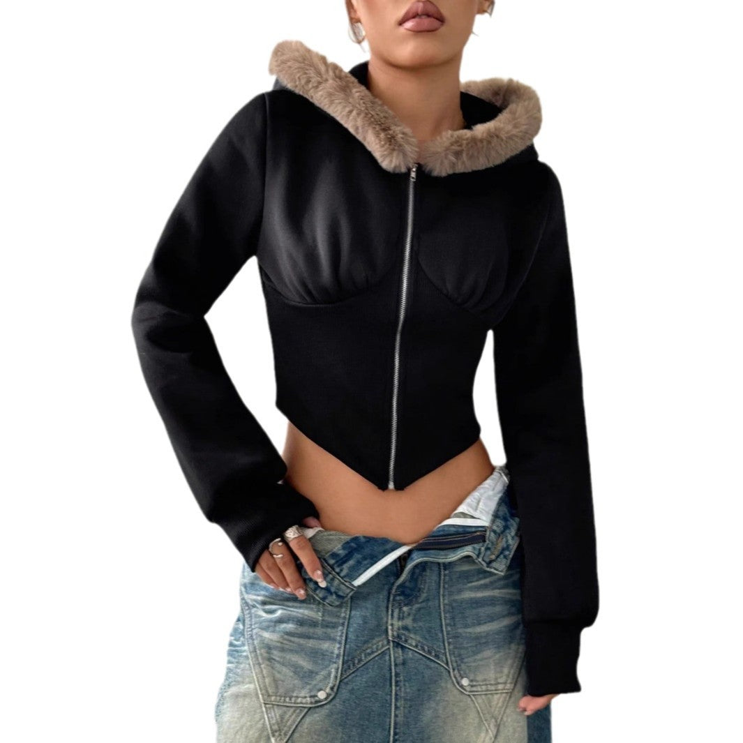 Kort hoodie med lyxig pälsdetalj från ChicFrost