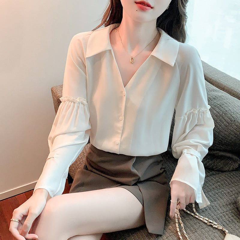 Feminine Bluse med Rynkedetaljer og V-Hals