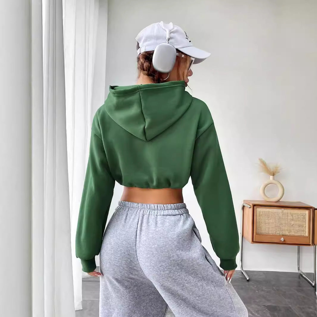 Modern cropped hoodie med unikt broderi och justerbar dragsko