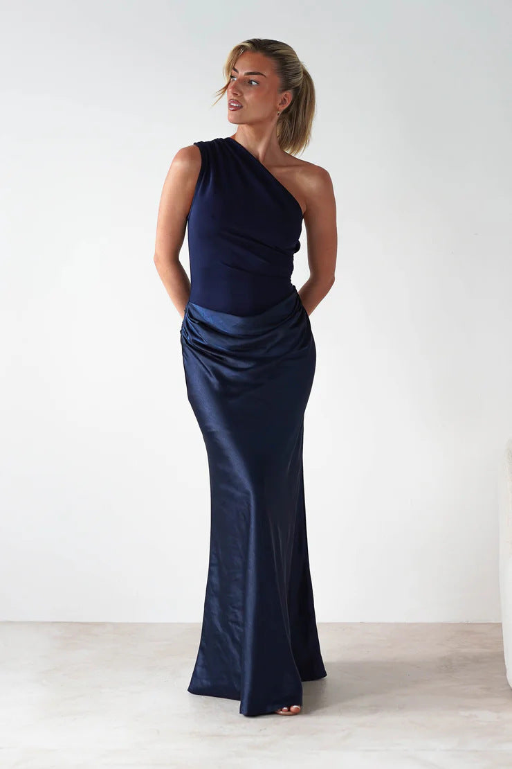Eleganta Klänningen med Asymmetrisk Silhuett och Flödande Drapering