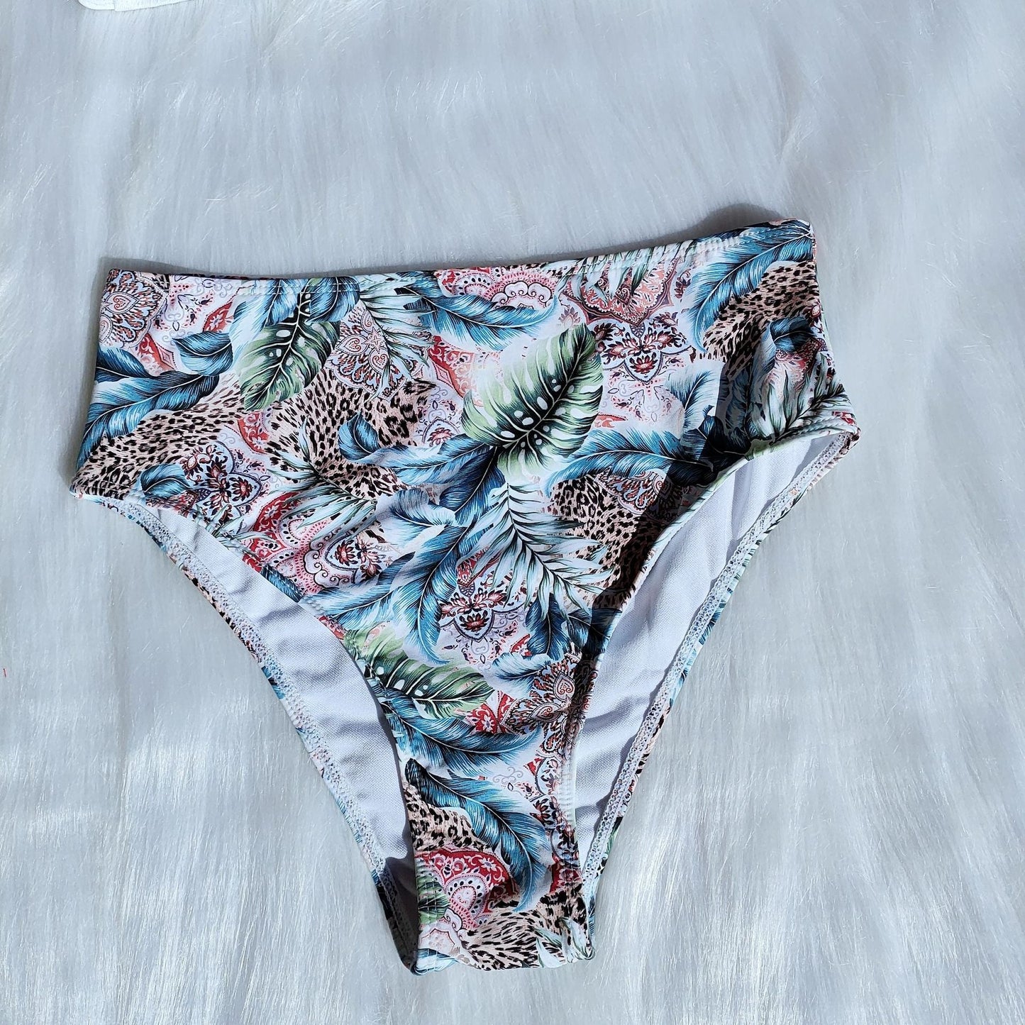 Kvinnligt Bikiniset med Blomsterdesign och Trendig Passform
