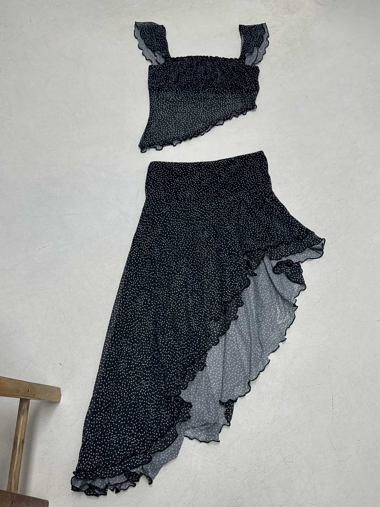 Asymmetrisk Volangkjol med Fina Rynkade Detaljer