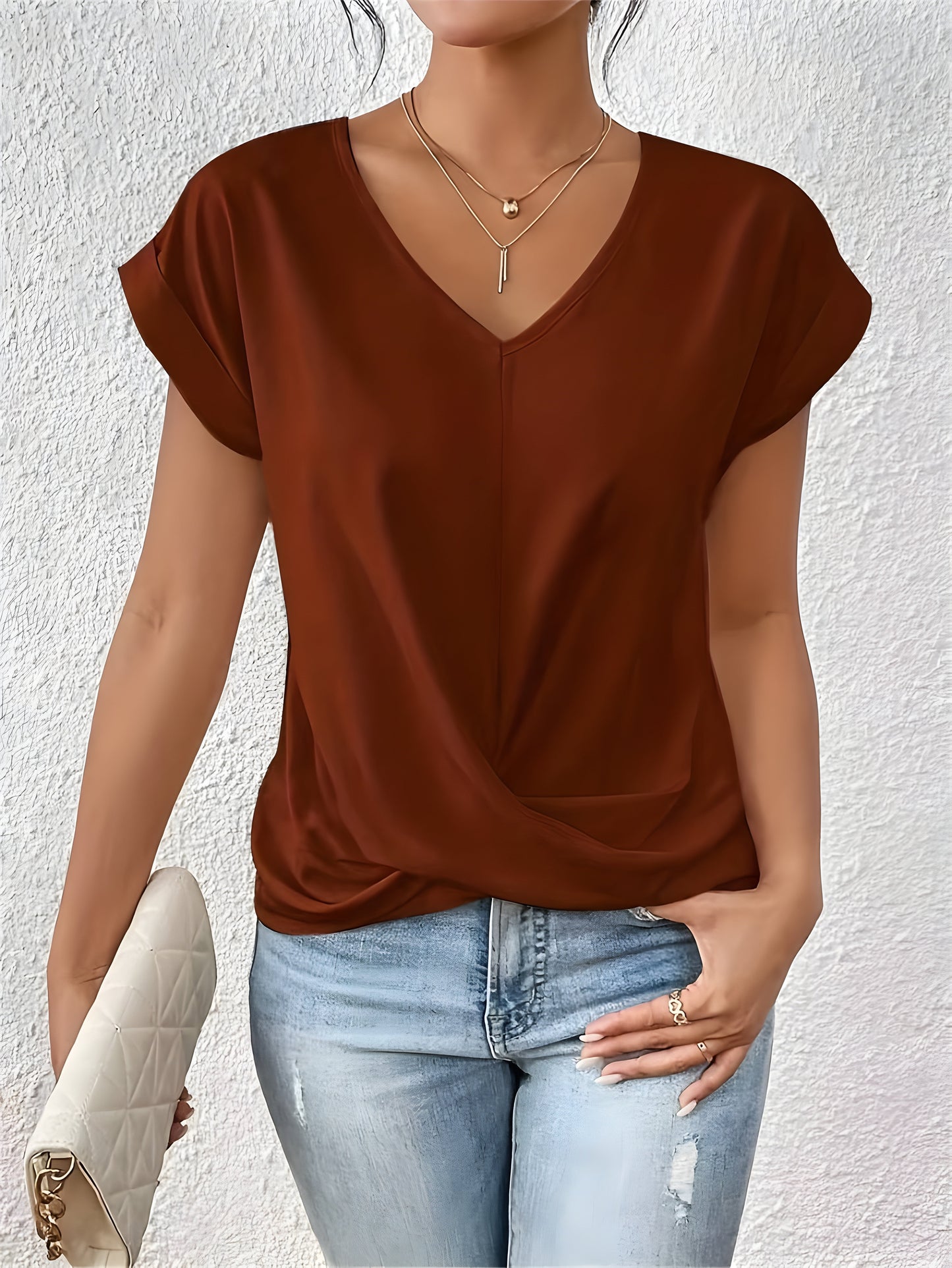 Chic V-ringad Blus med Vridning för En Smickrande Silhuett