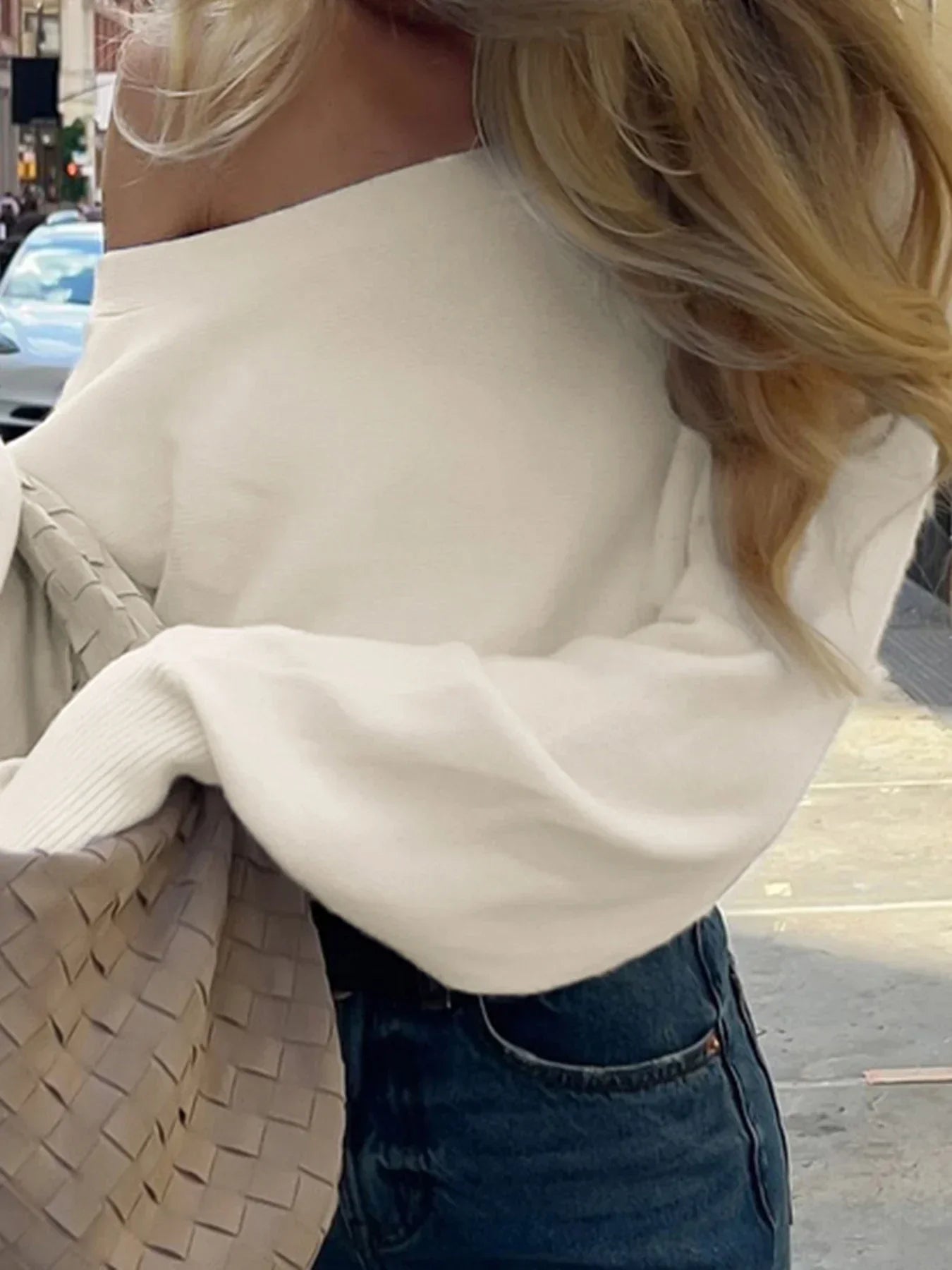 Feminint og elegant off-shoulder strik med ribkant