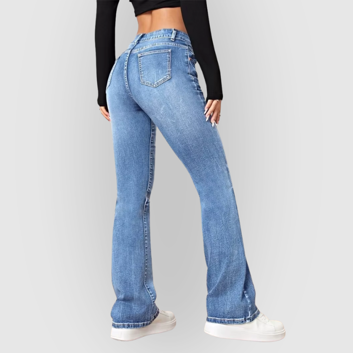 Moderne lavtaljede flare jeans i lys denim – stilfuld elegance