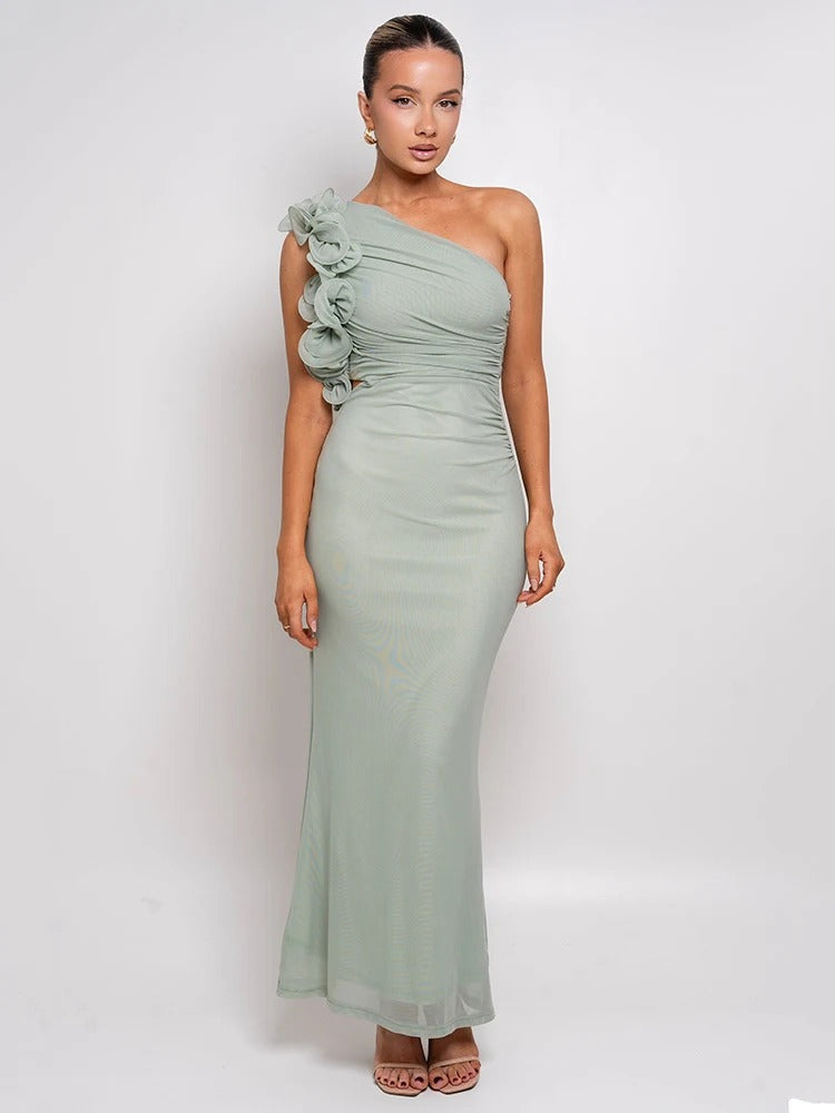 Sofistikeret Aftenkjole med Blomsterdetaljer og One-Shoulder