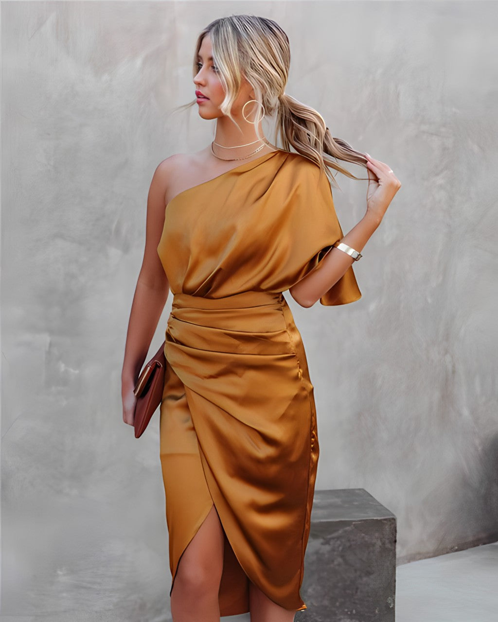 Evelina | Elegant midiklänning med asymmetrisk detalj
