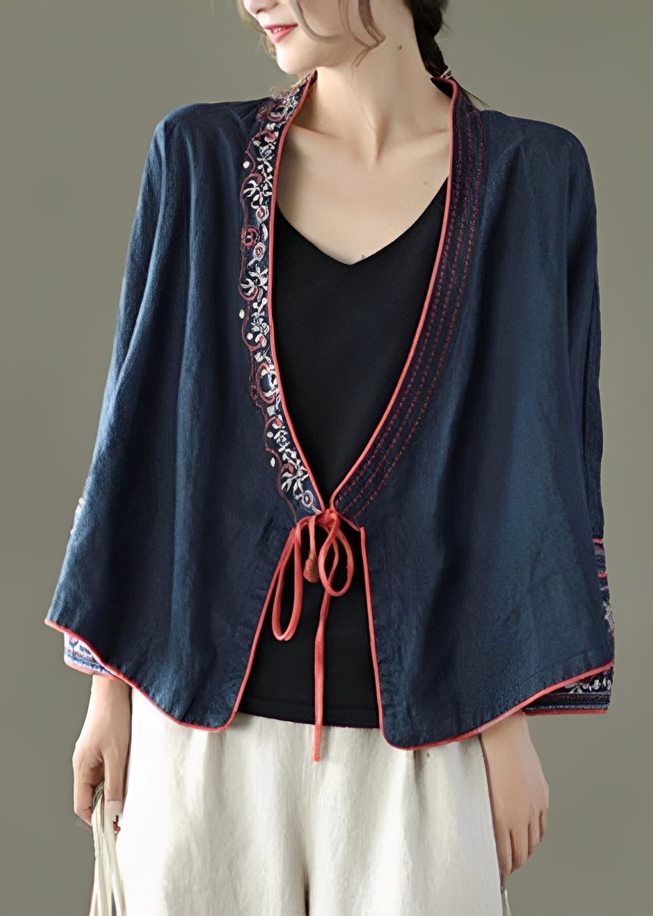 Sofia - Elegant Blus med Finstickad Detalj för Kvinnor